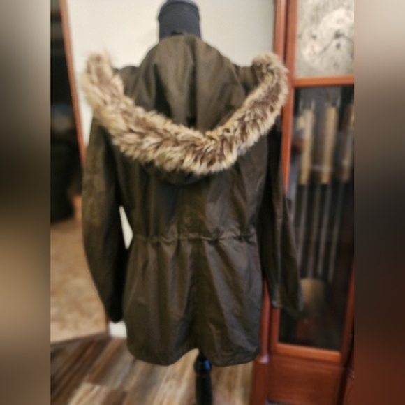 A.n.a heavyweight jacket, olive green with faux fur trim, size medium - Picture 2 of 5